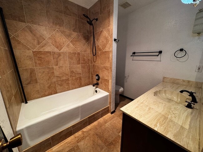 Building Photo - Beautiful 3 bedroom 2 bath