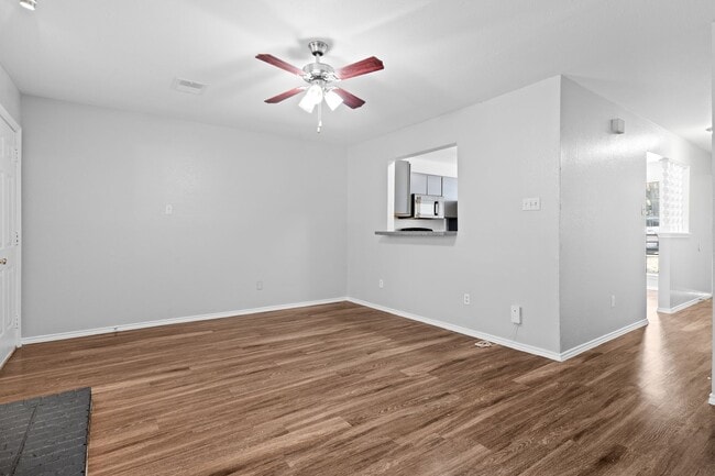 Building Photo - RIVER CROSSING TOWNHOME - 2BD -2.5BA - GREENBELT VIEW - WASHER/DRYER - RESERVED PARKING