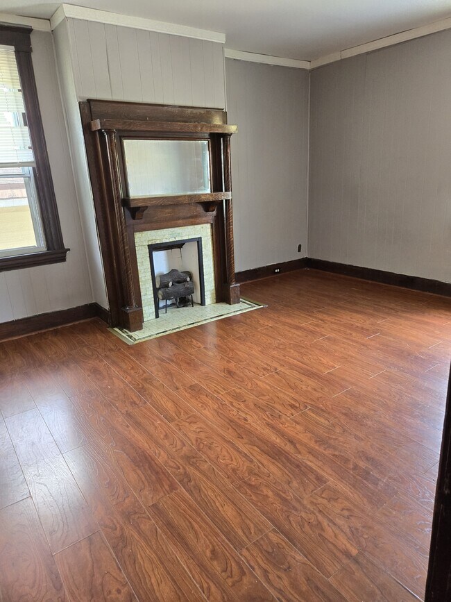 Building Photo - 824 Woodlawn Ave