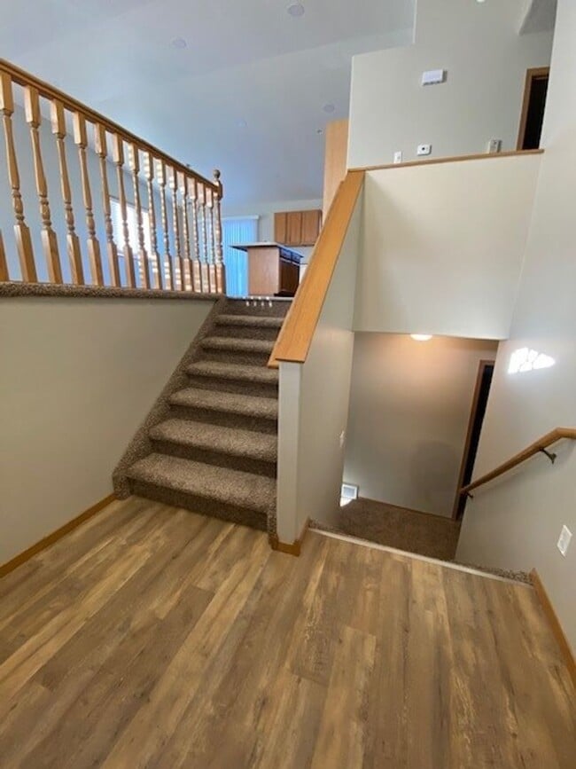 Building Photo - Comfortable 4 Bedroom with Garage & Fenced Yard for Rent!