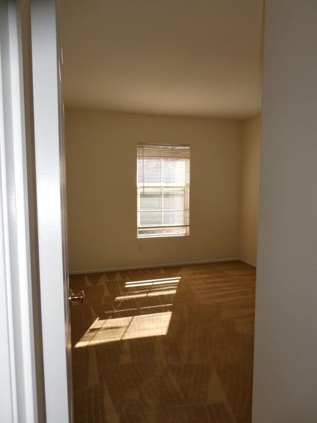 Building Photo - Autumn Glenn Large Two Story Home Near Sho...