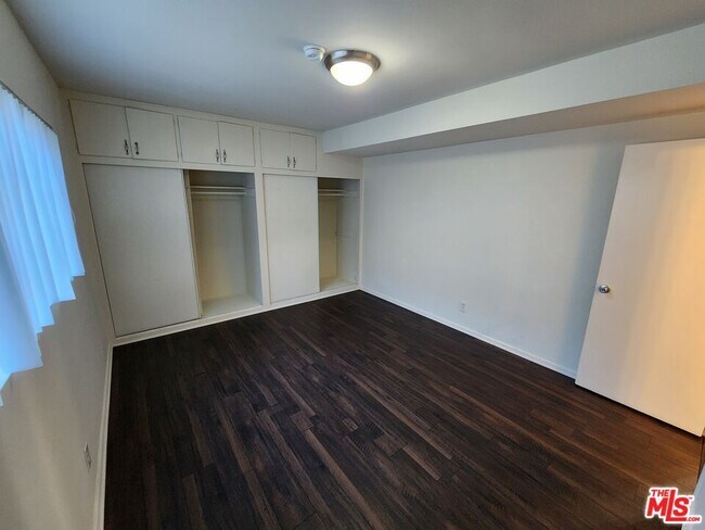 Building Photo - 1013 N San Vicente Blvd