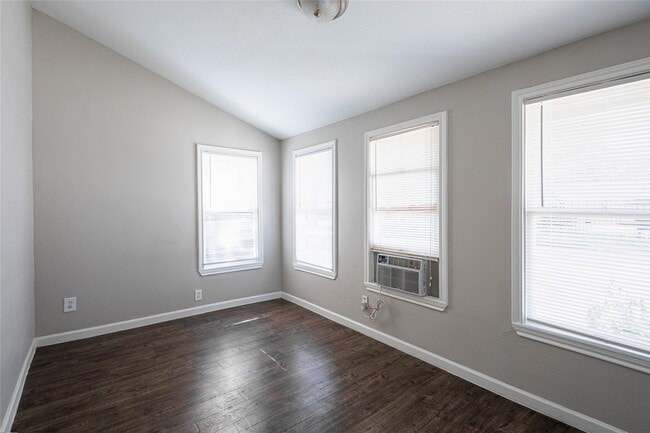 Building Photo - 2812 Cortlandt St