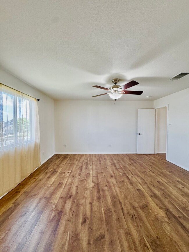Building Photo - Spacious 5-Bedroom Home with In-Law Suite ...