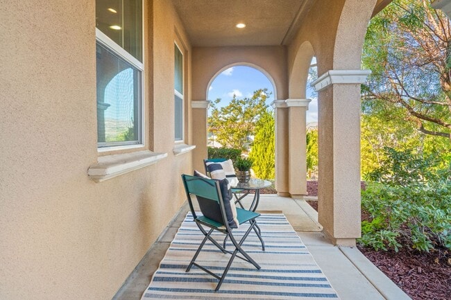 Building Photo - HILLTOP CORNER HOME WITH GORGEOUS VIEWS