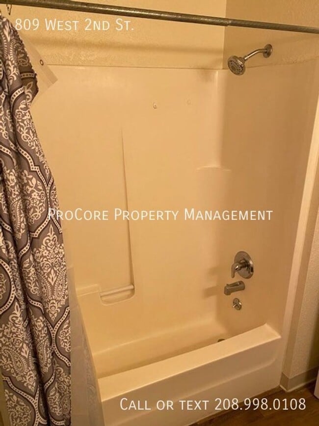 Building Photo - 2 Bed Modern Updates, 1.5 Baths, Semi-Fenced Covered Patio