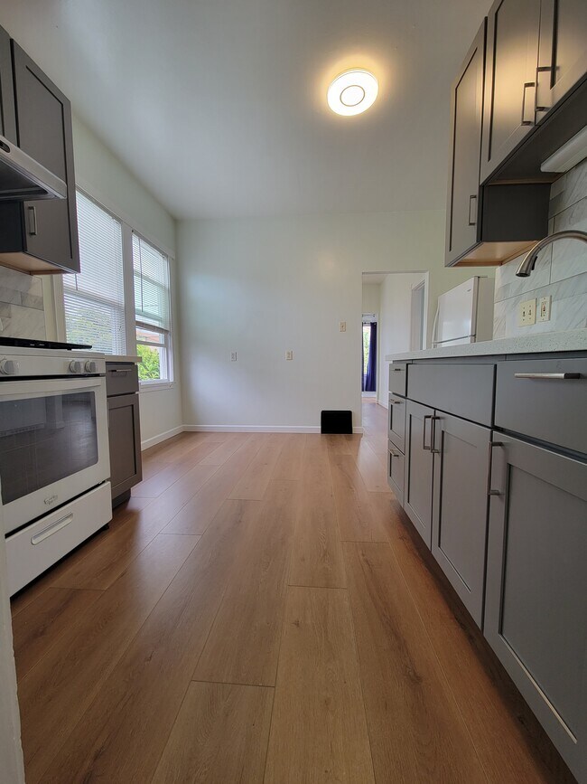 Building Photo - 614 Grand Ave