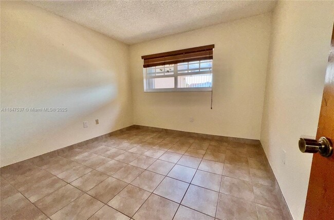 Building Photo - 1377 W 38th St