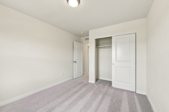 Building Photo - $2,995.95-3-Bed, 2.5-Bath Updated Townhouse in Broomfield!