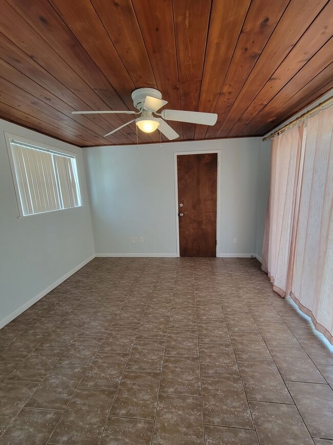 Building Photo - 2 BEDROOM 1 BATH HOME