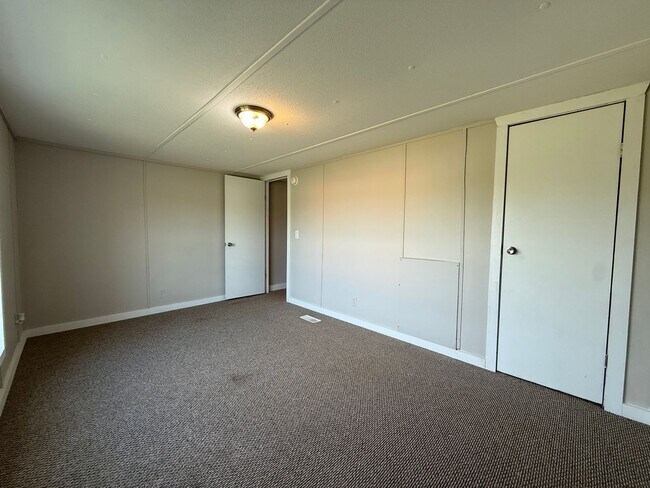 Building Photo - 3 Bedroom 2 Bathroom Mobile Home Located in Mosheim, TN