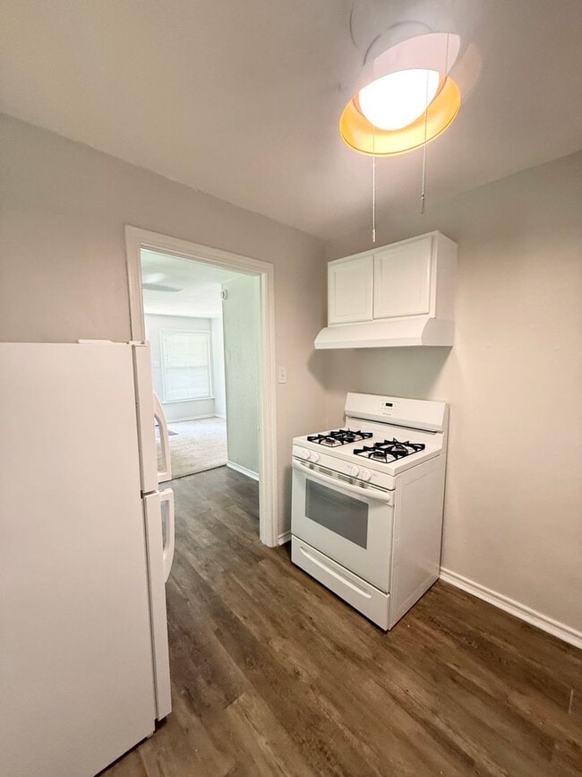 Building Photo - Adorable 2/1 Cottage near Downtown Lake Ja...