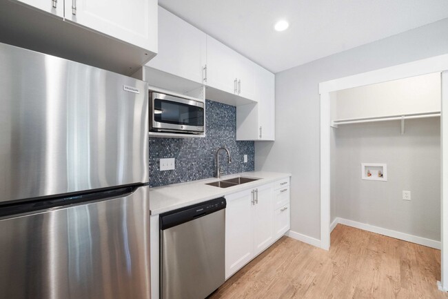 Building Photo - Modern 2 Bed, 2 Bath Multiplex in Austin, ...