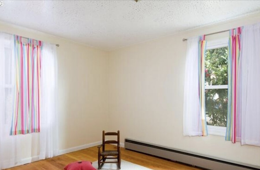 East facing bedroom - 1506 Grove St