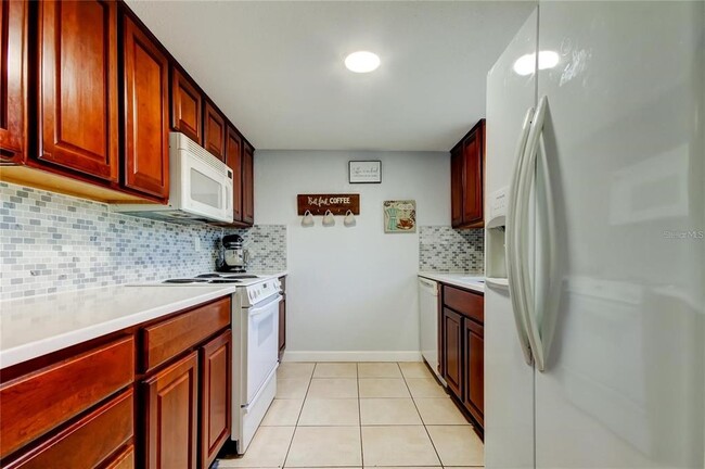 Building Photo - 200 Country Club Dr