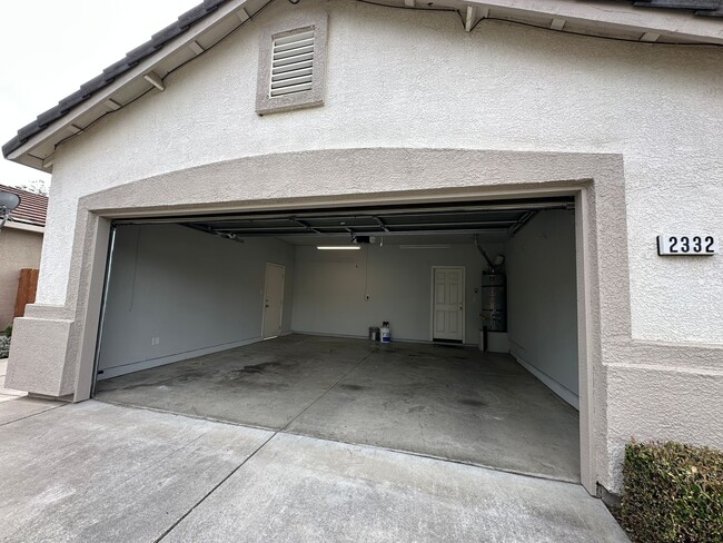 Building Photo - 3 Bedroom 2 Bath Home