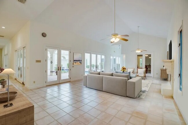 Building Photo - 8414 Poinciana Pl