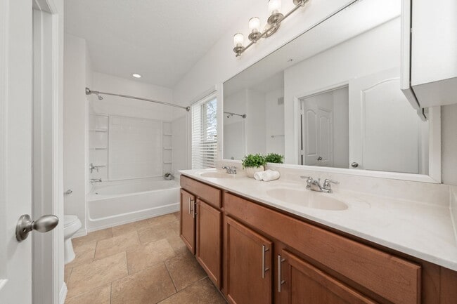 Building Photo - Elegant 2 bedrooms/2 bath condo located in St. Cloud with 1-Car garage