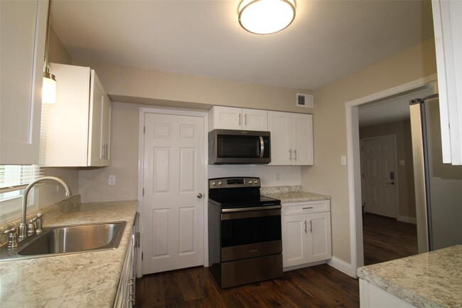 Building Photo - 428 Chamberlin Dr