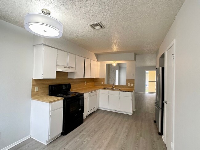 Building Photo - 2/1 Duplex in North Austin