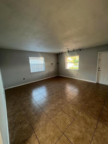 Building Photo - 319 NE 35th Ct
