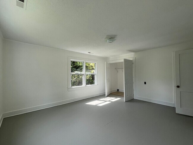 Building Photo - Close to everything!