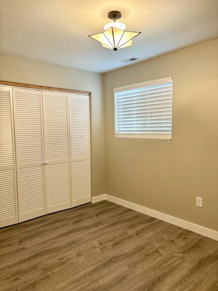 Building Photo - 996 W Greenslake Dr
