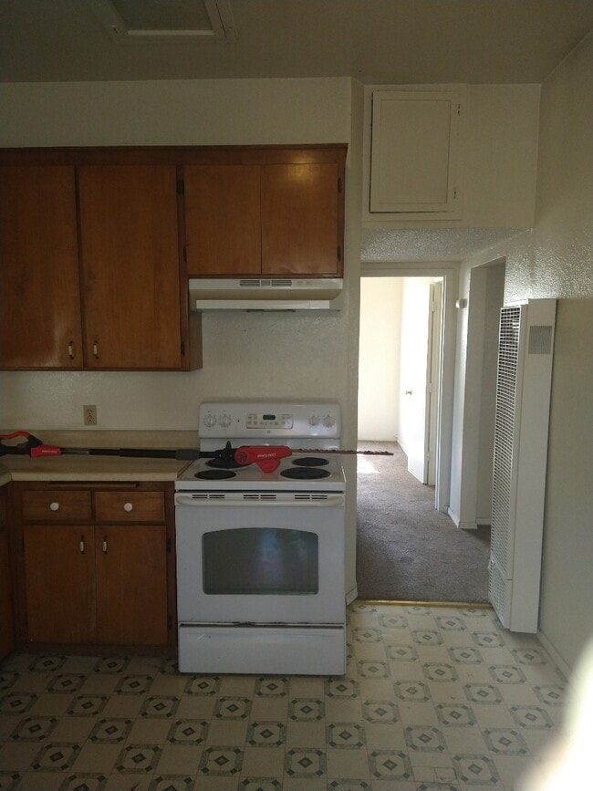 Hall way - 5665 N Gledhill Ave