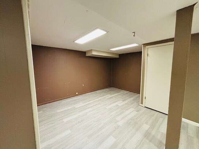 Building Photo - 616 Broce Dr