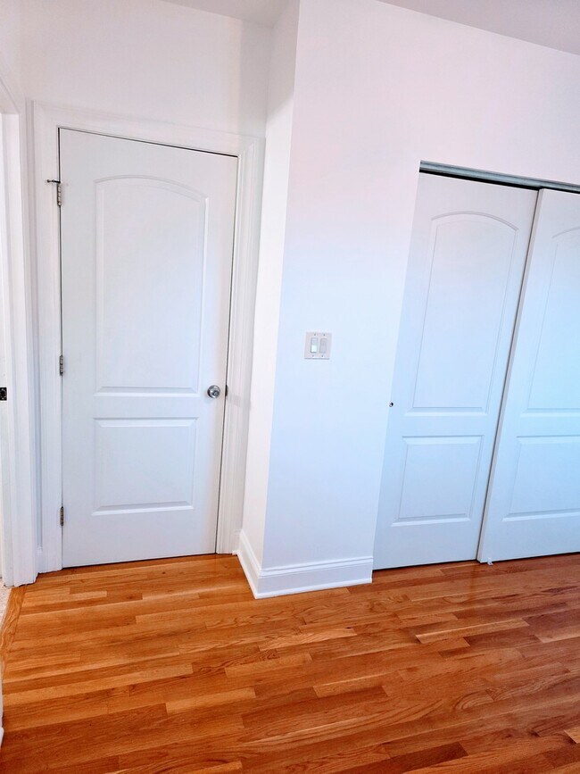 Building Photo - 2544 W Hollywood Ave