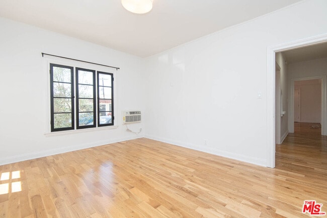 Building Photo - 1085 Cloverdale Ave