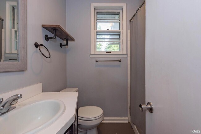 Building Photo - 204 S Clark St