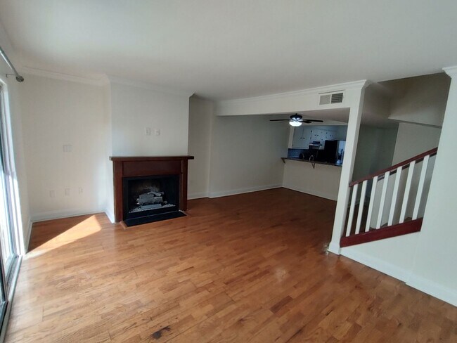 Building Photo - 2-Story Townhome WALKING DISTANCE TO THE BEACH! COMMUNITY POOL!