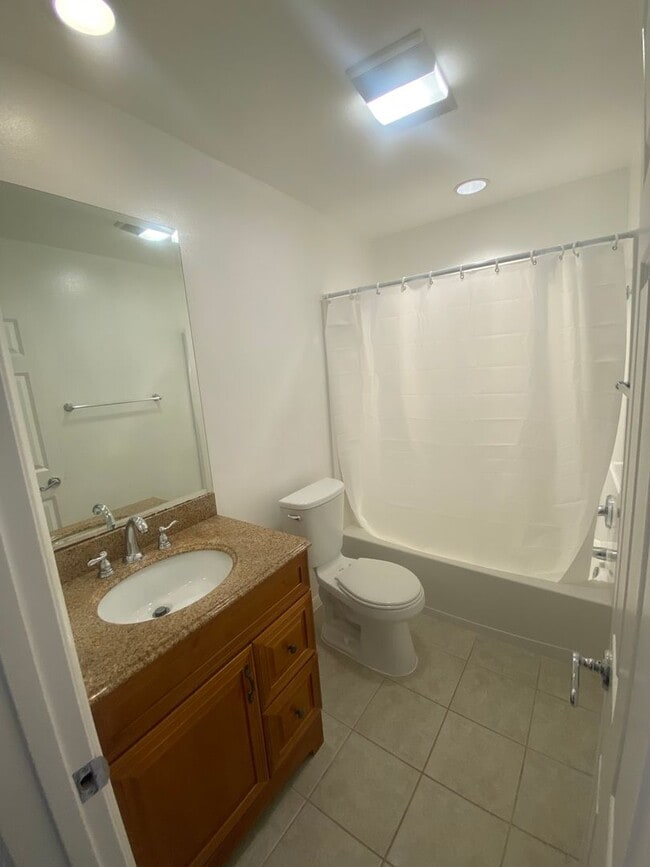 Building Photo - Beautifully Renovated 2 Bed/2 Bath Apartme...