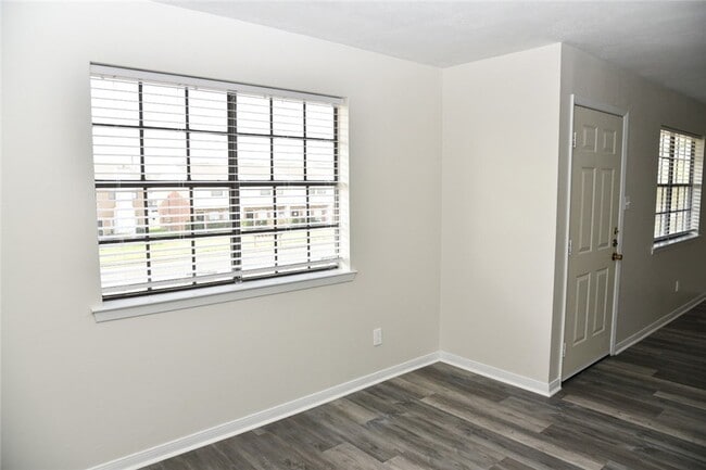 Building Photo - 700 Navarro Dr