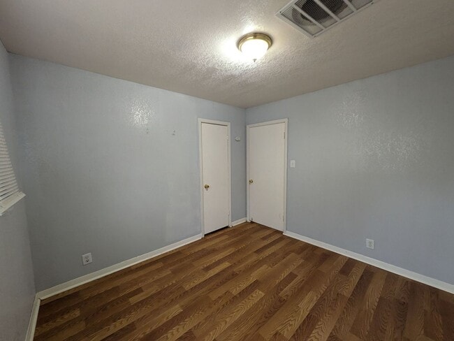 Building Photo - 3529 Bowling Ln