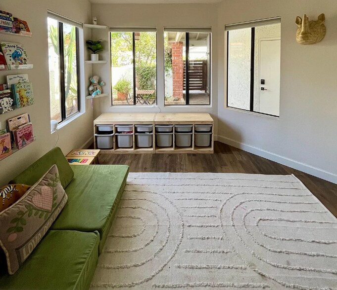 Building Photo - 3305 Vivienda Cir