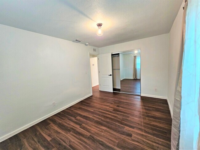Building Photo - 261 6th Ct SW