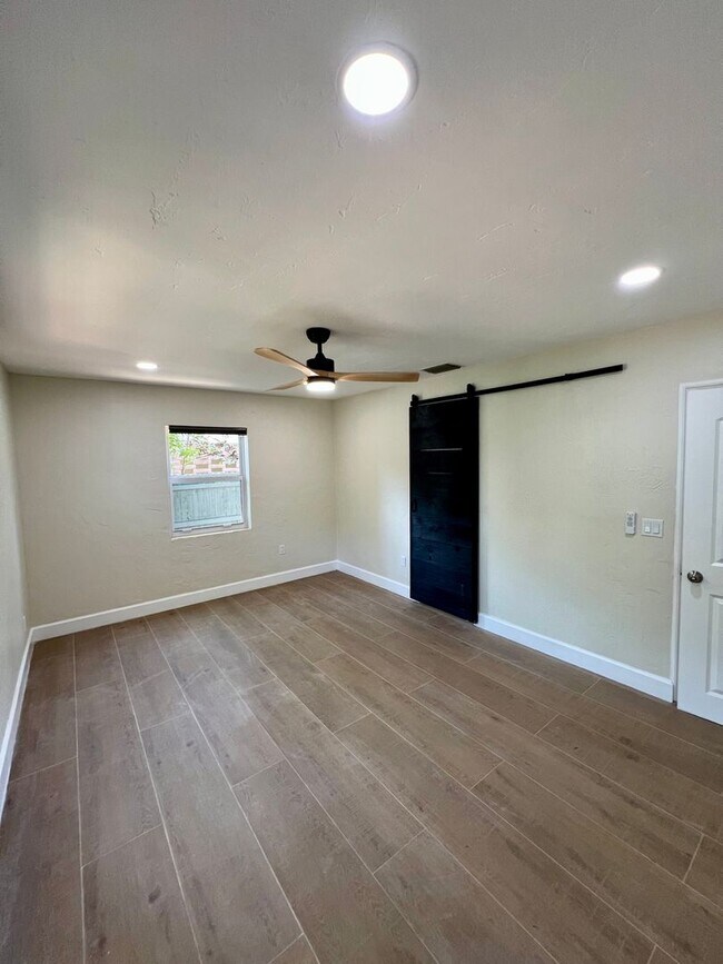 Building Photo - Fully Renovated 3/3 Northwood Home with Gu...