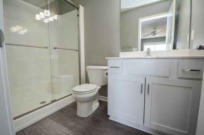 Building Photo - Exceptional townhouse with premium feature...