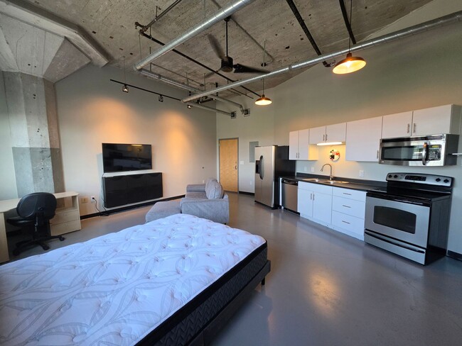 Building Photo - Semi-Furnished Old Louisville Studio
