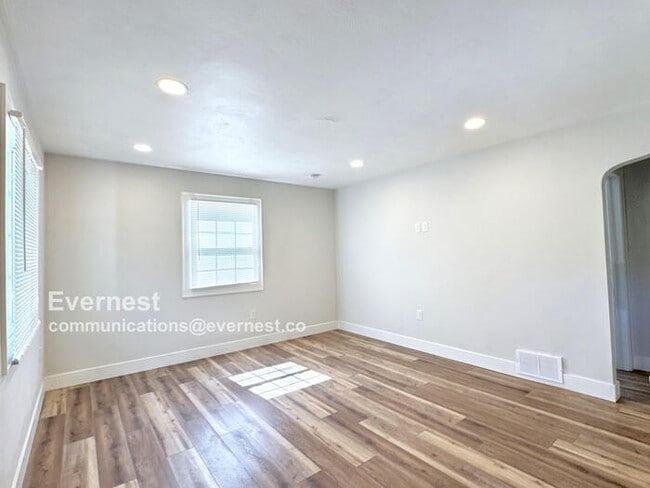 Building Photo - 210 Rosecrest Dr
