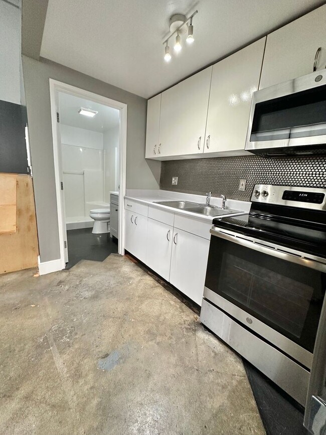 Building Photo - 811