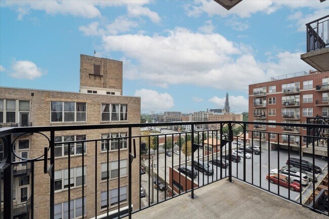Building Photo - 6 S Laflin St