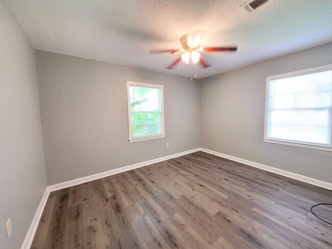 Building Photo - 406 N S St