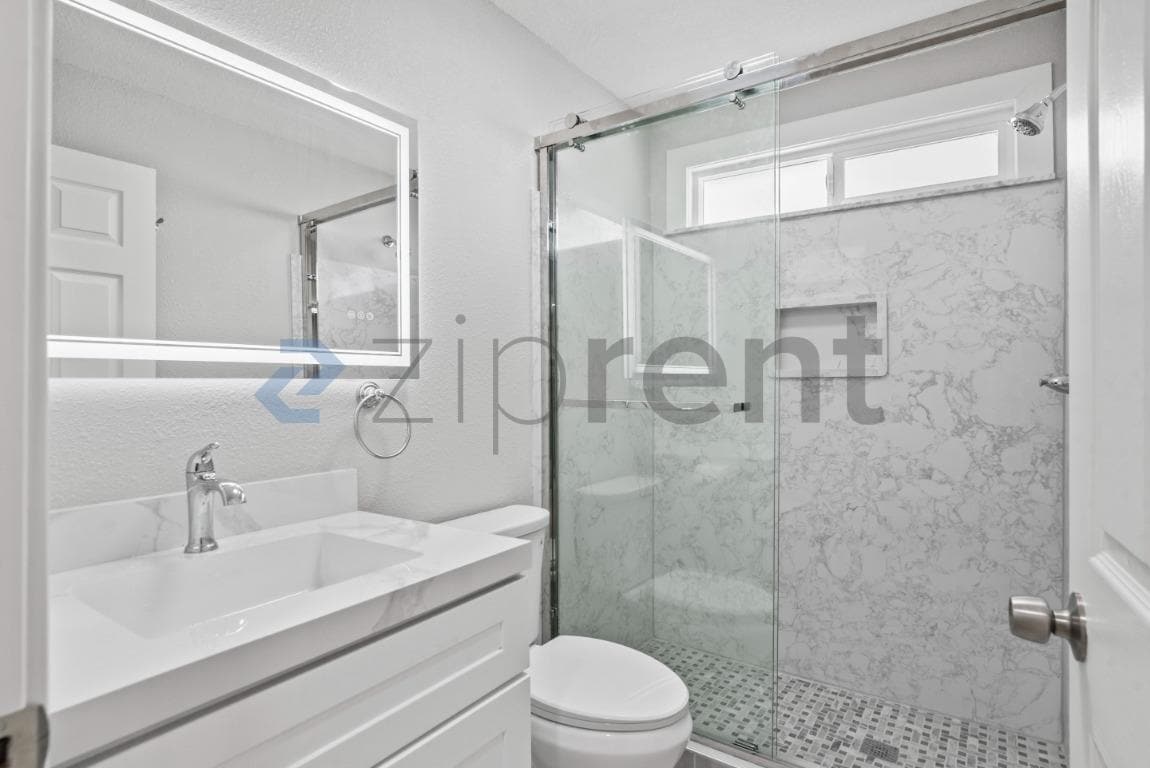 Building Photo - Unit A