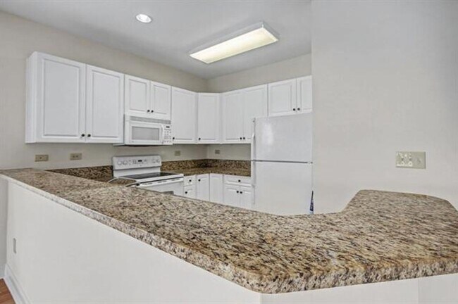 Building Photo - 3BD, 2BA condo with All Utilities included