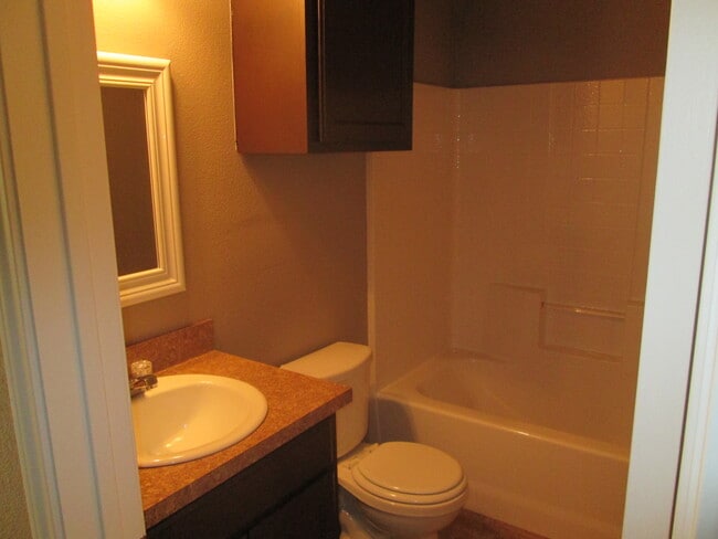 Building Photo - 530 W Heard St