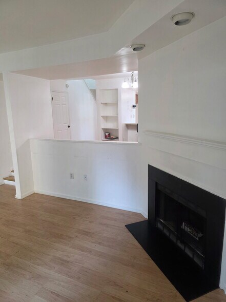 Building Photo - 131 Freedom Ct