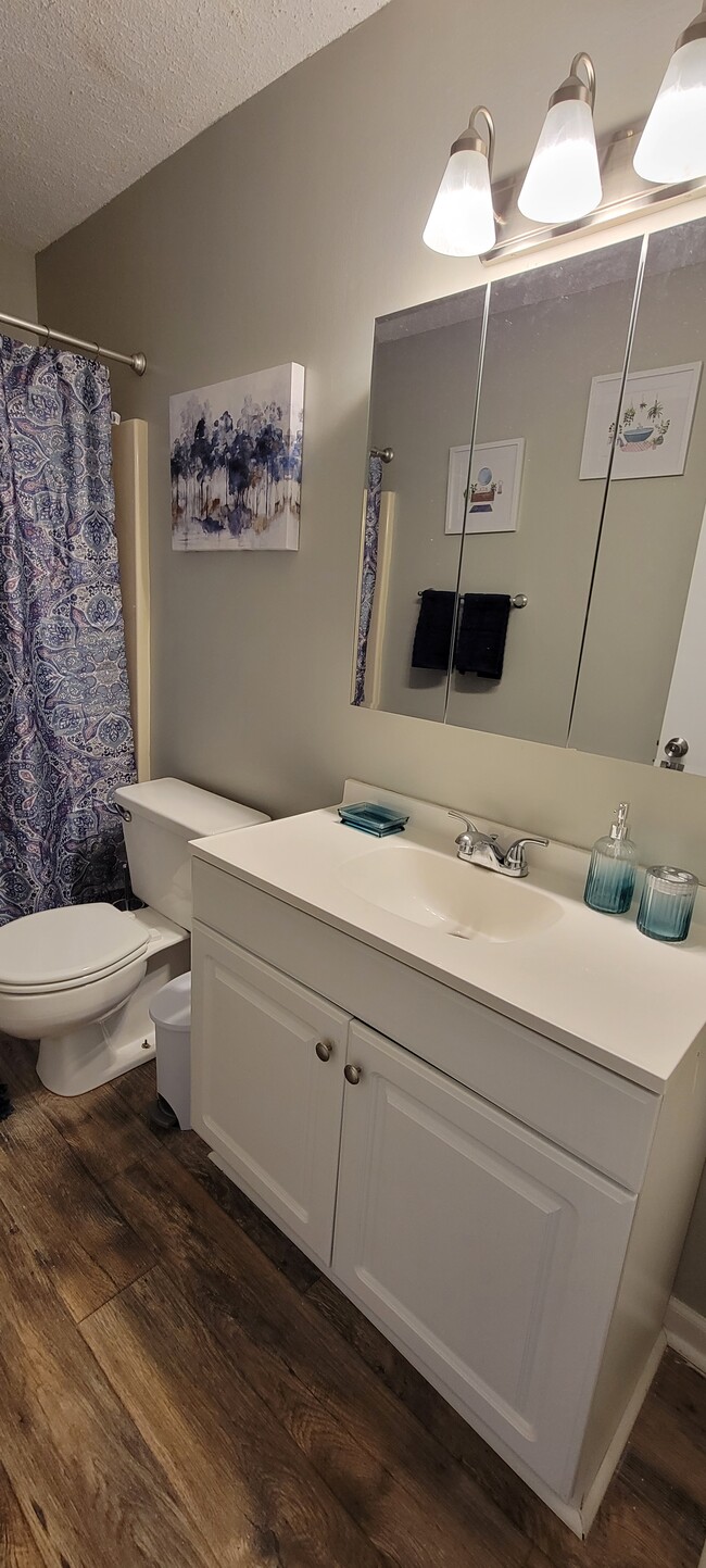 Full bath with shower/tub - 1522 Parkway